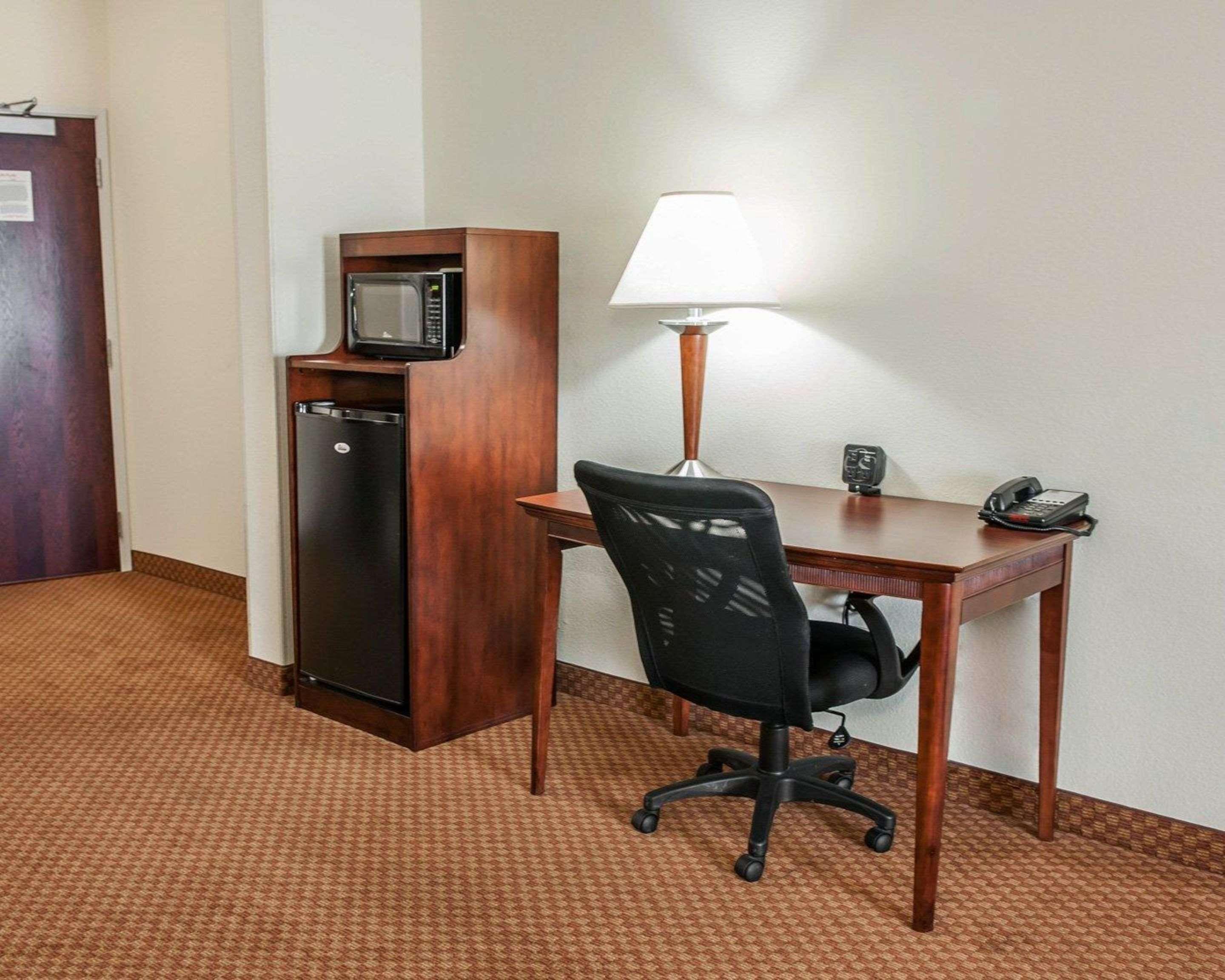 Comfort Suites Near Indianapolis Airport Exterior photo