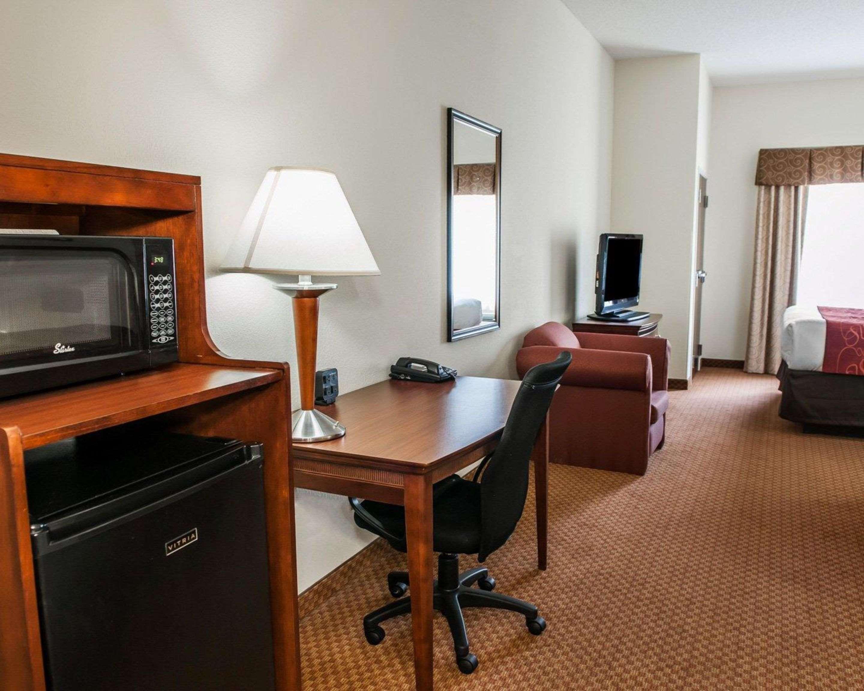Comfort Suites Near Indianapolis Airport Exterior photo