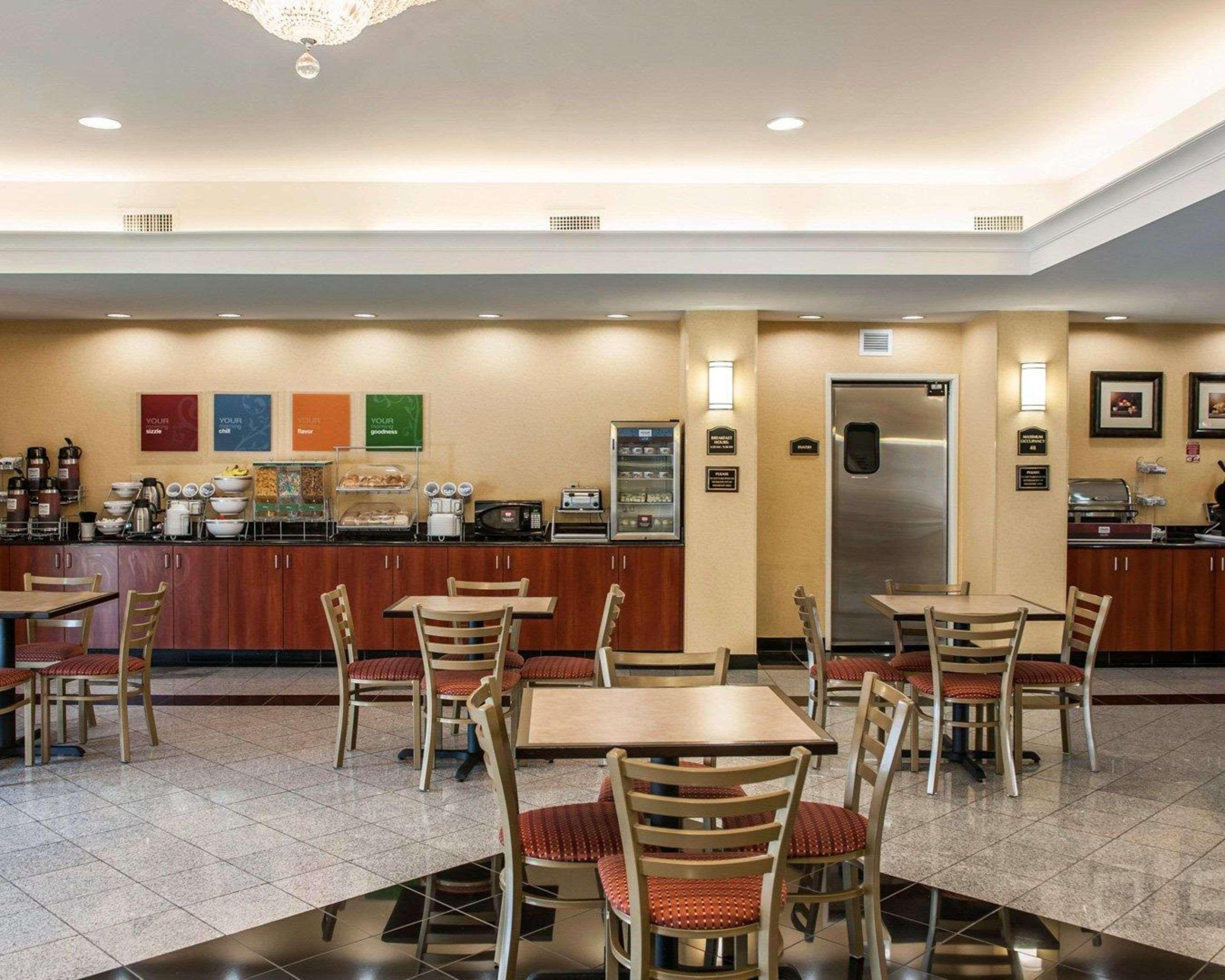 Comfort Suites Near Indianapolis Airport Exterior photo