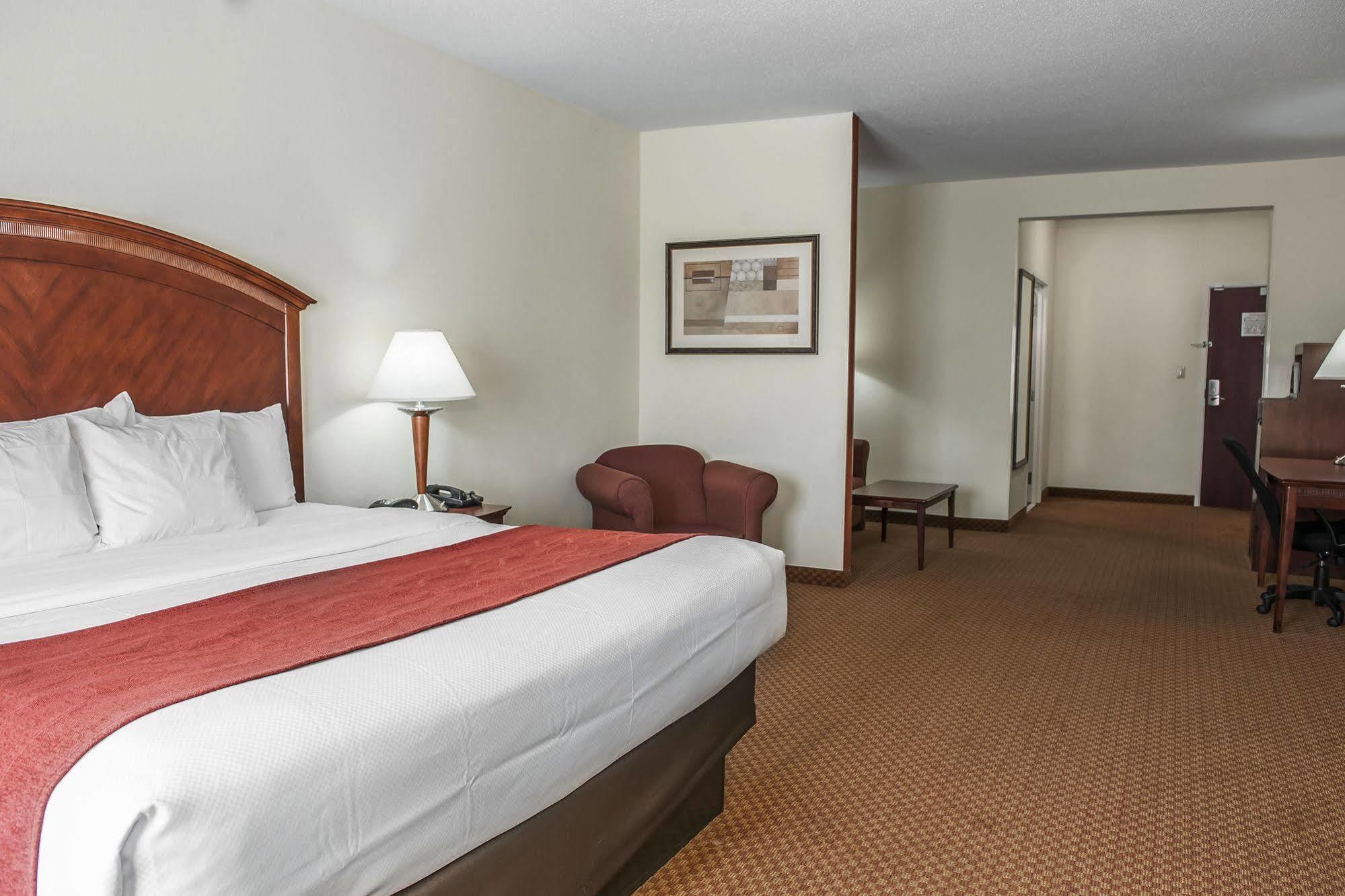 Comfort Suites Near Indianapolis Airport Exterior photo